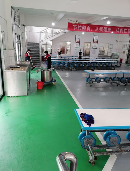 青白江中学学生食堂帮厨实践活动