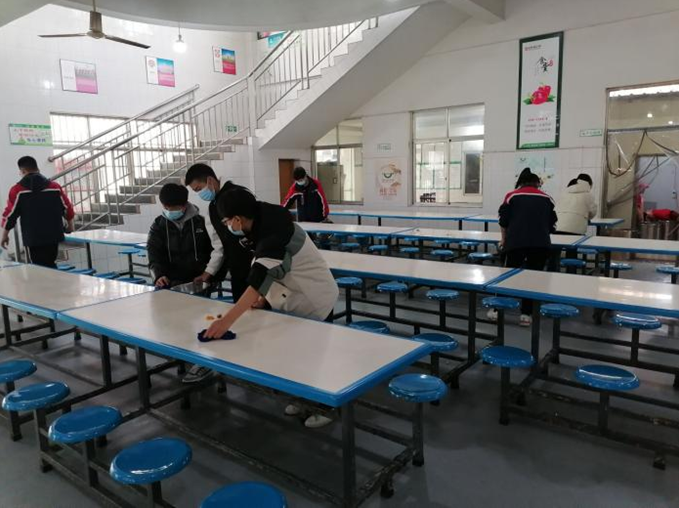 青白江中学学生食堂帮厨实践活动