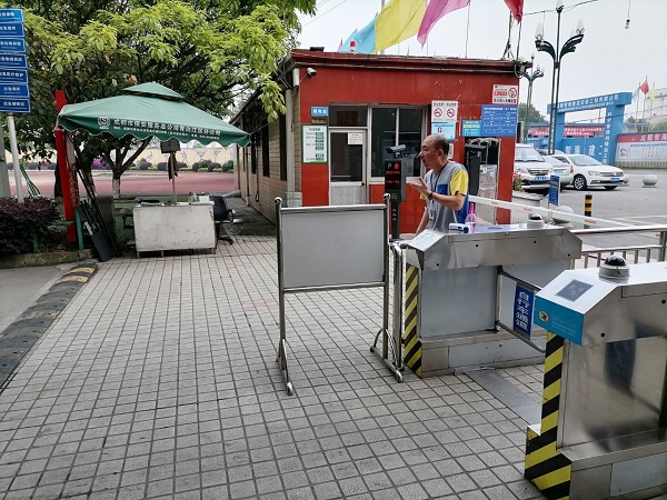 1652354549569439.jpg 强化责任当担,严把校门关口