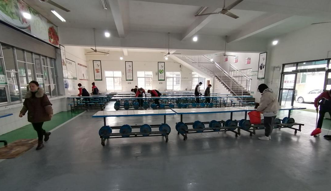 青白江中学学生食堂帮厨实践活动