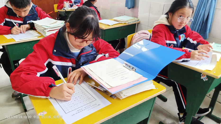 成都市青白江中学校开展纪念长征胜利85周年硬笔书写大赛