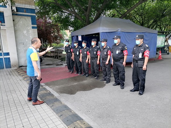 1652354549342834.jpg 强化责任当担,严把校门关口