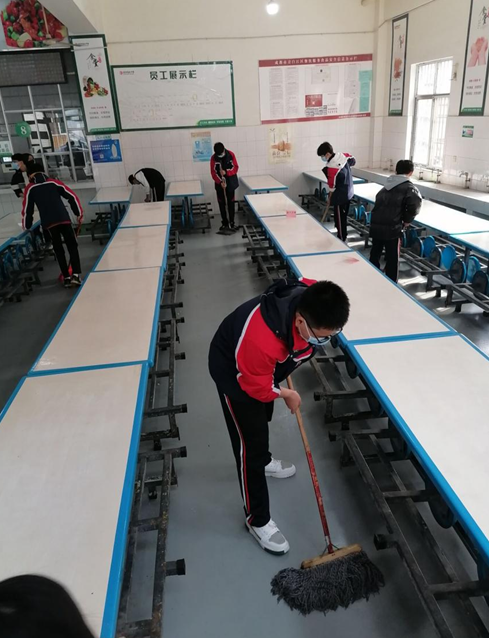 青白江中学学生食堂帮厨实践活动